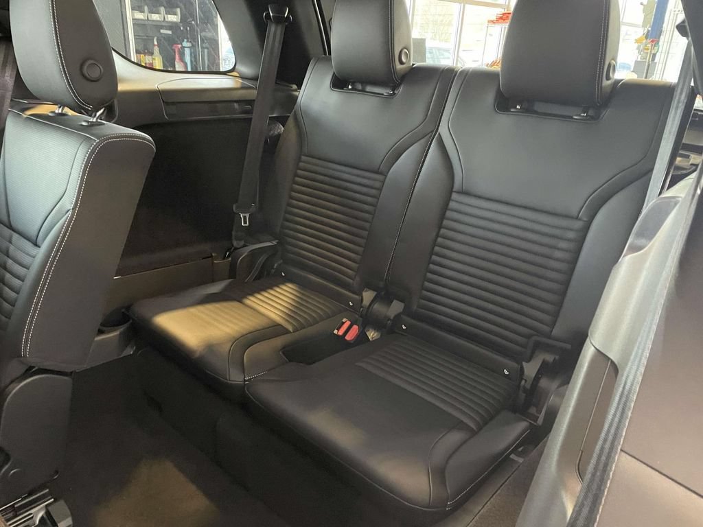 Used 2025 Land Rover Discovery S AWD/4WD image 18