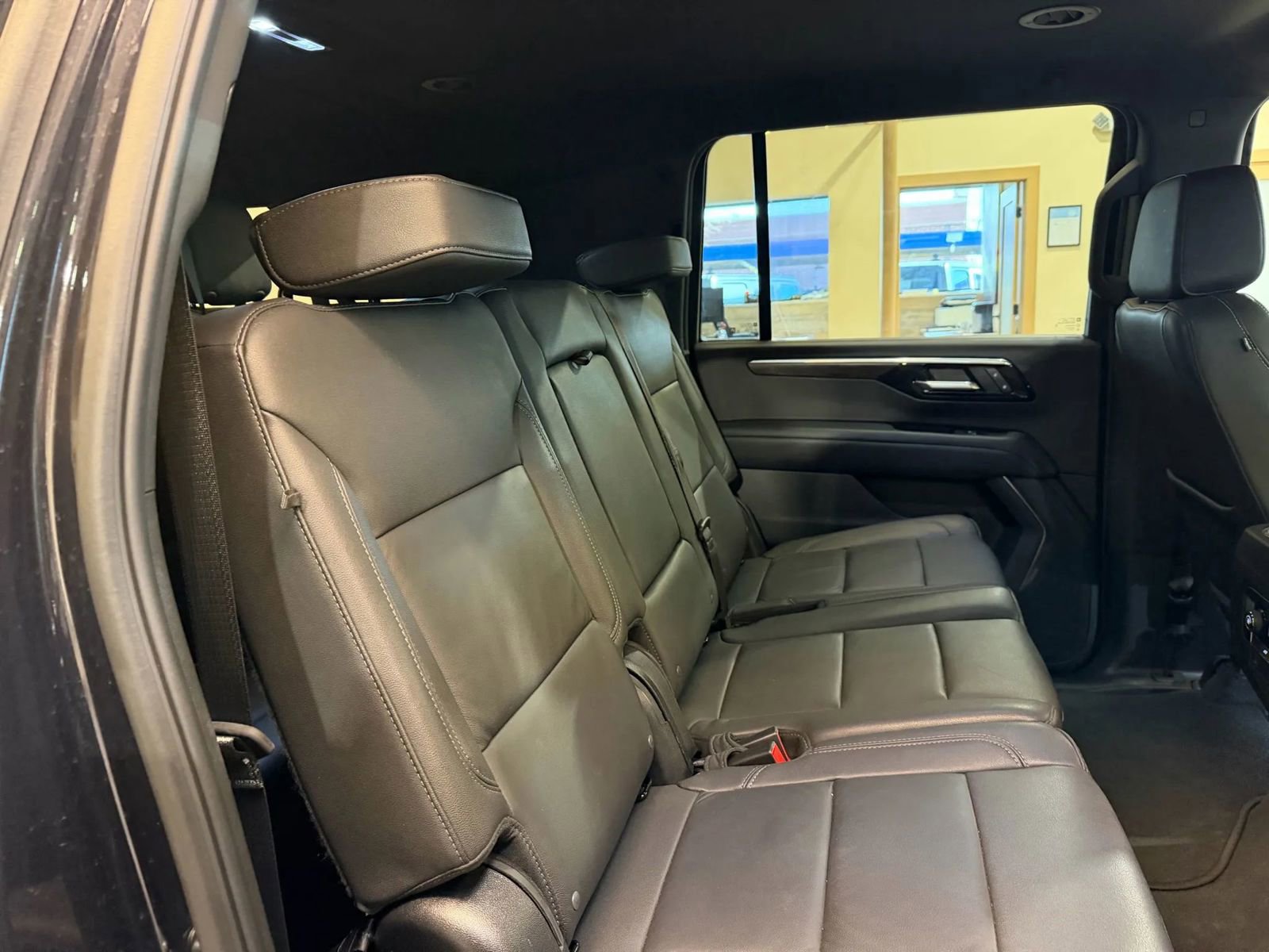 Used 2025 Chevrolet Suburban Z71 image 18