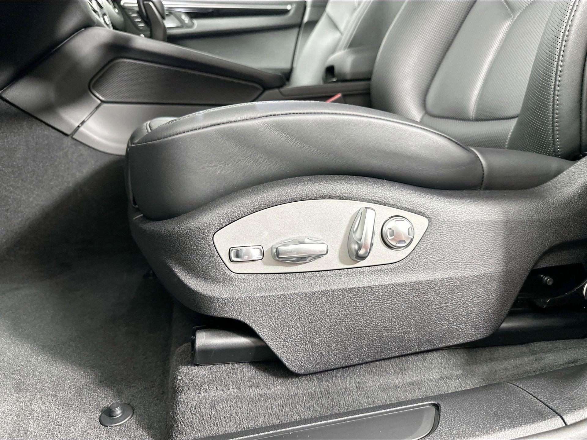Certified 2025 Porsche Macan image 32