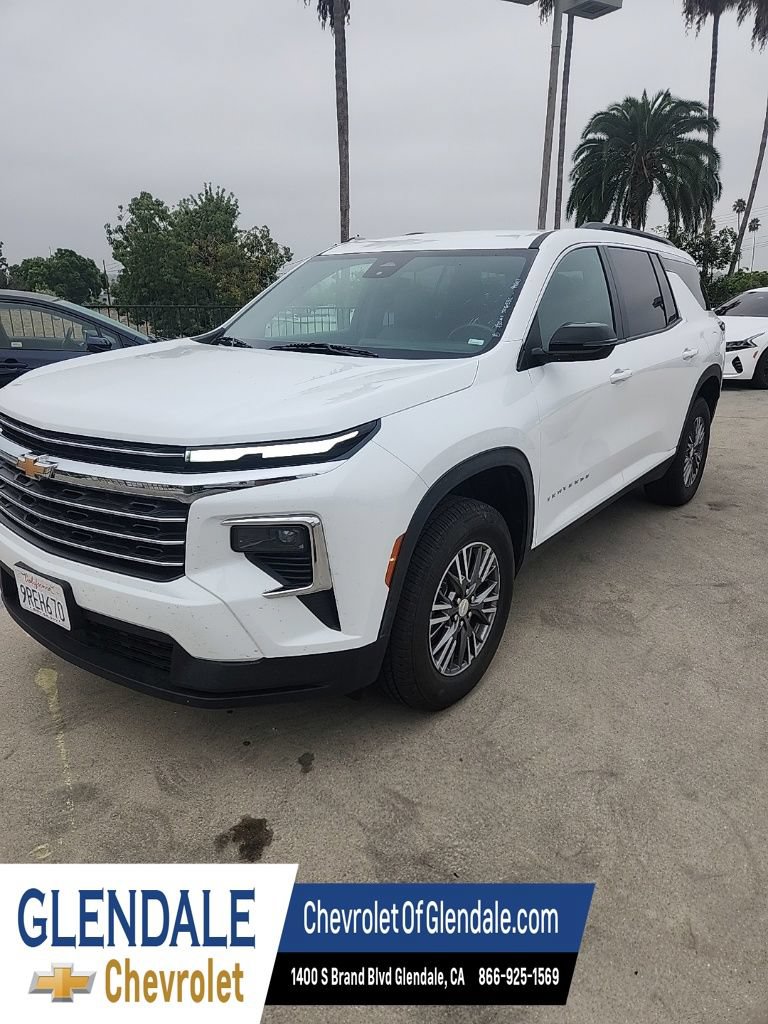 Used 2025 Chevrolet Traverse LT FWD image 2
