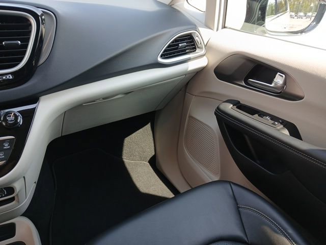 Used 2024 Chrysler Pacifica Touring-L image 30