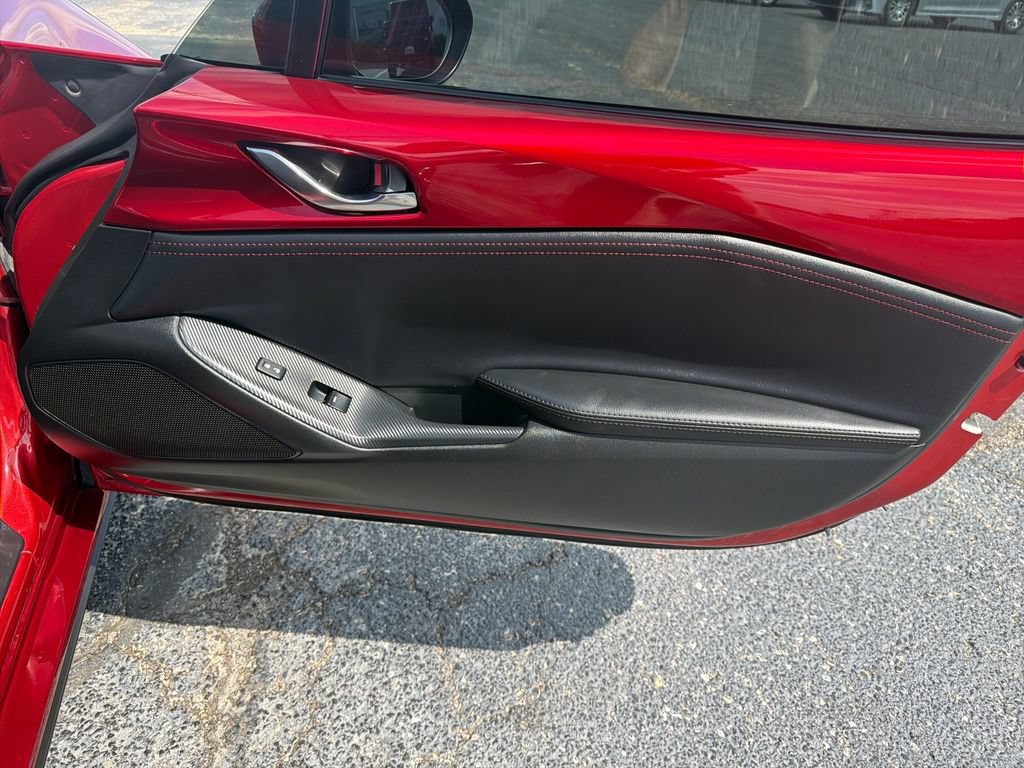 Used 2018 MAZDA MX-5 Miata RF Grand Touring RWD image 12