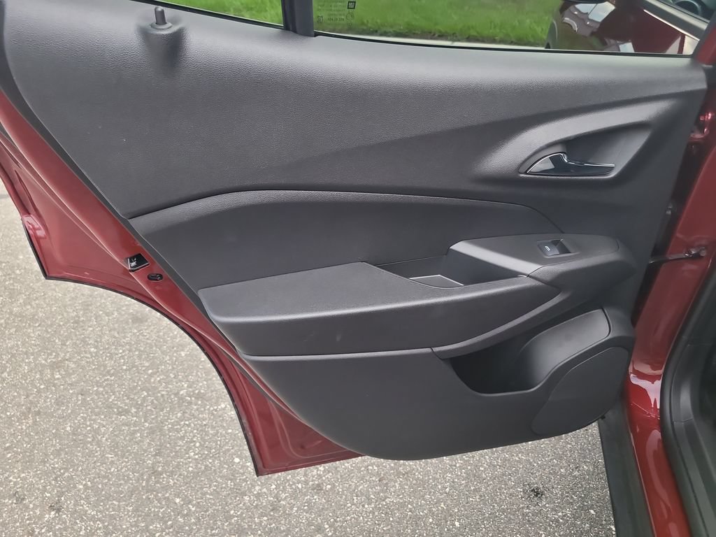 Used 2025 Chevrolet Trax RS w/ Sunroof Package FWD image 11