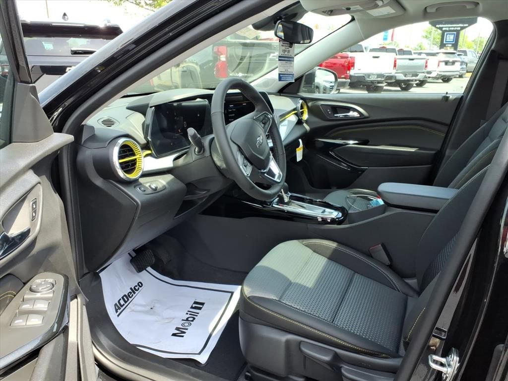 New 2026 Chevrolet Trax LT w/ Sunroof Package FWD image 9