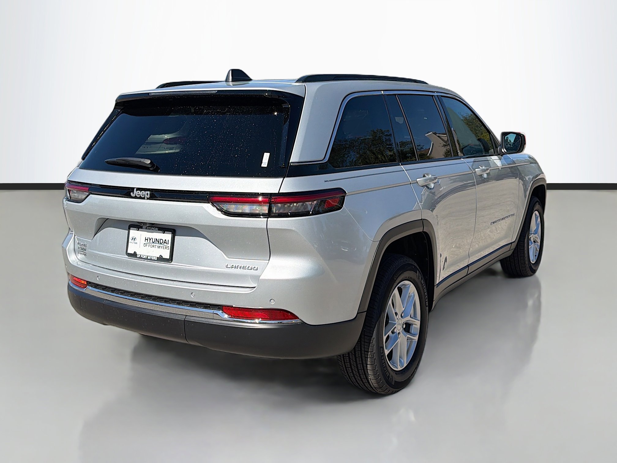 Used 2025 Jeep Grand Cherokee Laredo X image 3