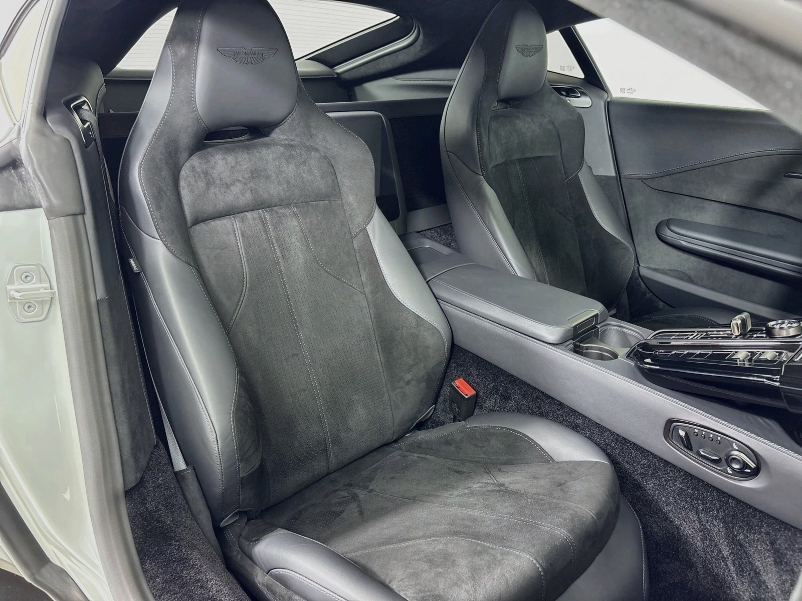 Used 2025 Aston Martin V8 Vantage Coupe RWD image 23