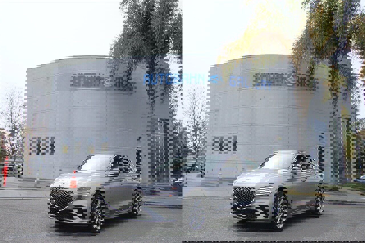 Used 2022 Genesis G70 2.0T image 1