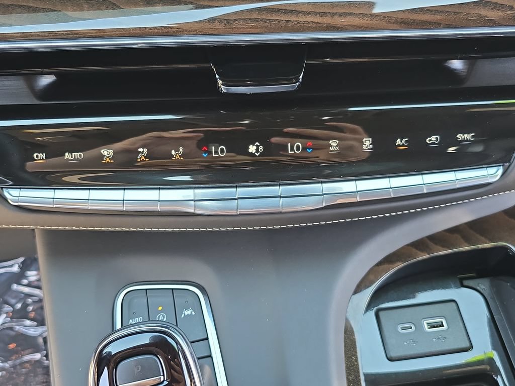 Used 2024 Cadillac Escalade Sport Platinum w/ LPO, ONYX Package AWD/4WD image 29