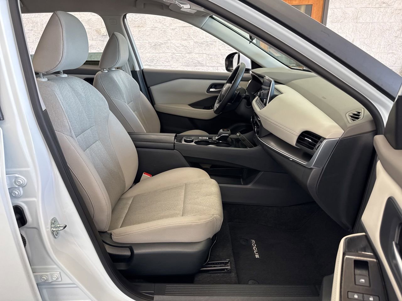 Used 2025 Nissan Rogue SV image 47