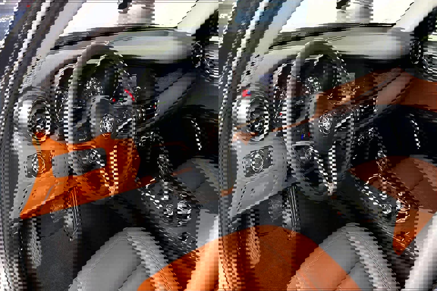 Used 2019 Alfa Romeo Giulia w/ Quick Order Package 22K Sport RWD image 17