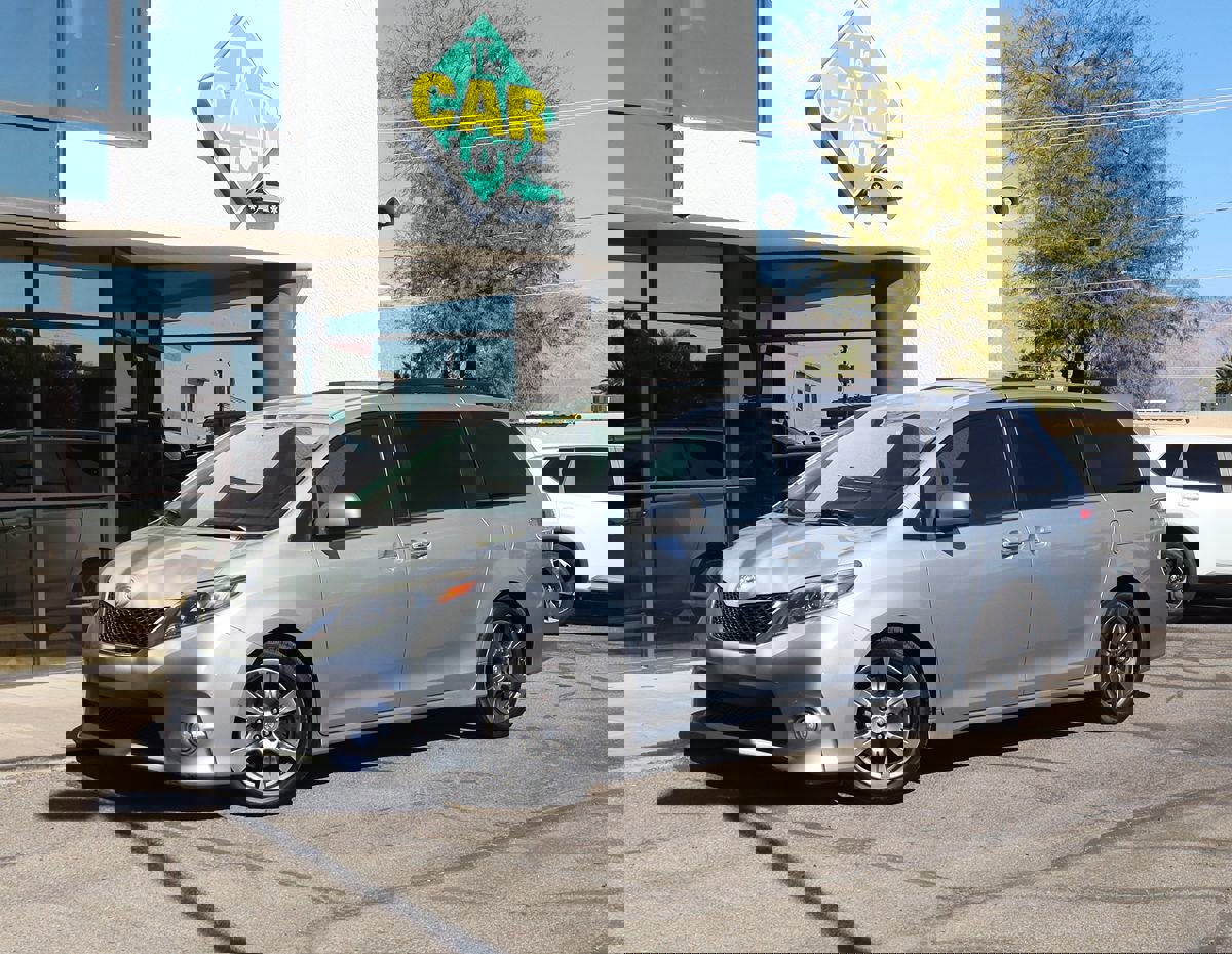 Used 2017 Toyota Sienna SE Premium image 3