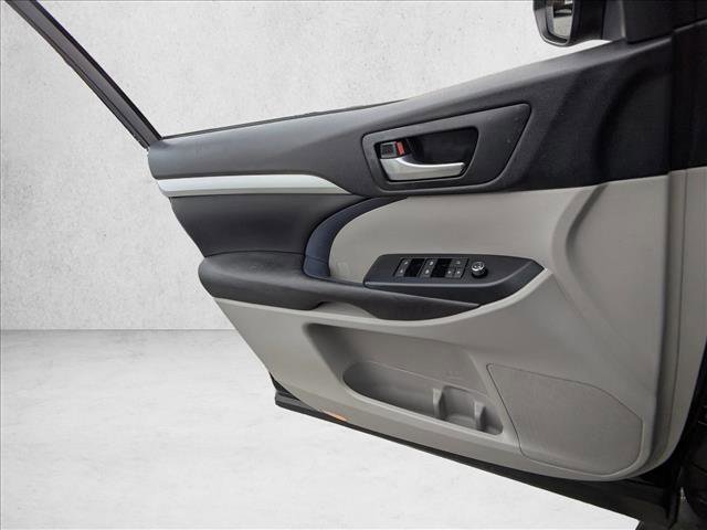 Used 2016 Toyota Highlander XLE image 25