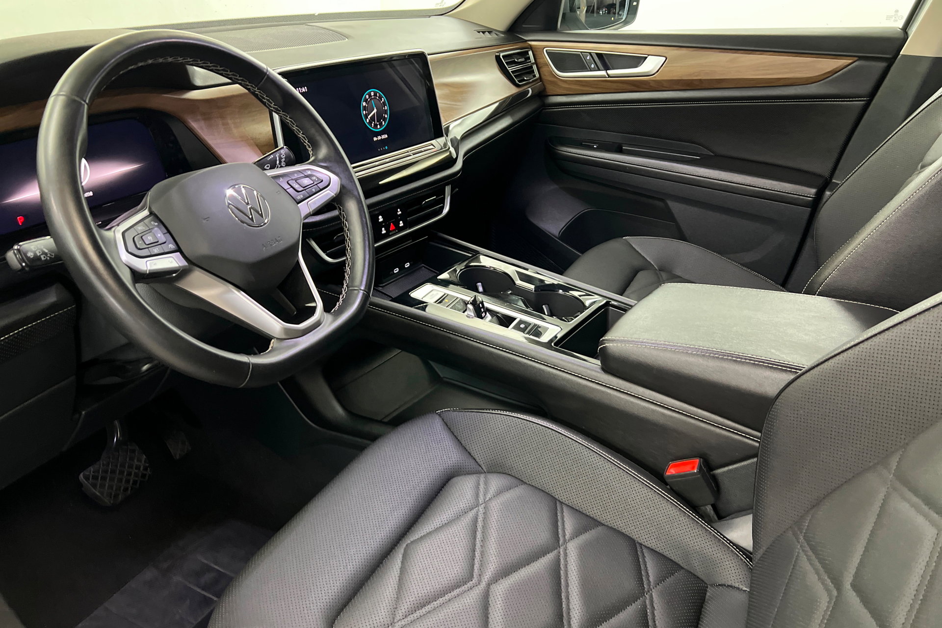Used 2025 Volkswagen Atlas SE AWD/4WD image 16