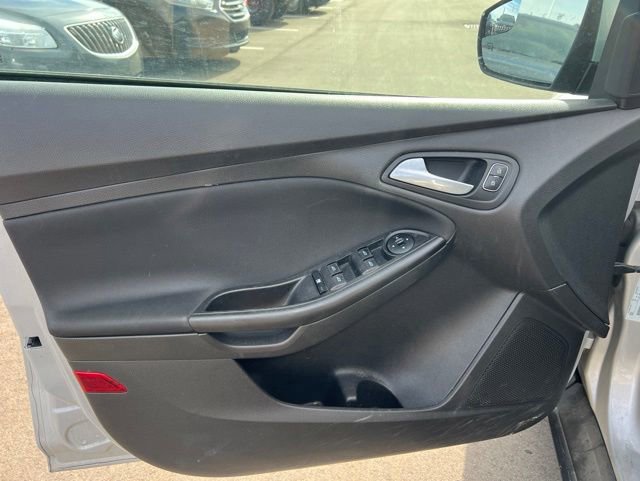 Used 2018 Ford Focus SE w/ SE Winter Package FWD image 15