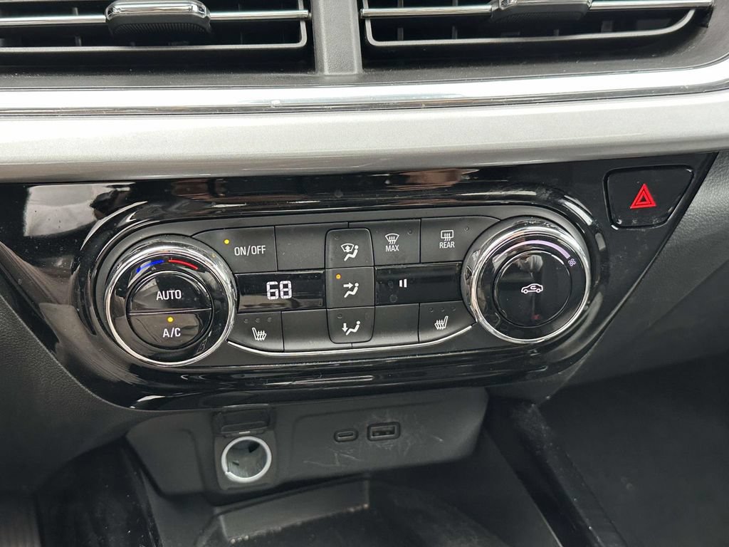 Used 2024 Chevrolet Trax LT w/ Sunroof Package FWD image 27