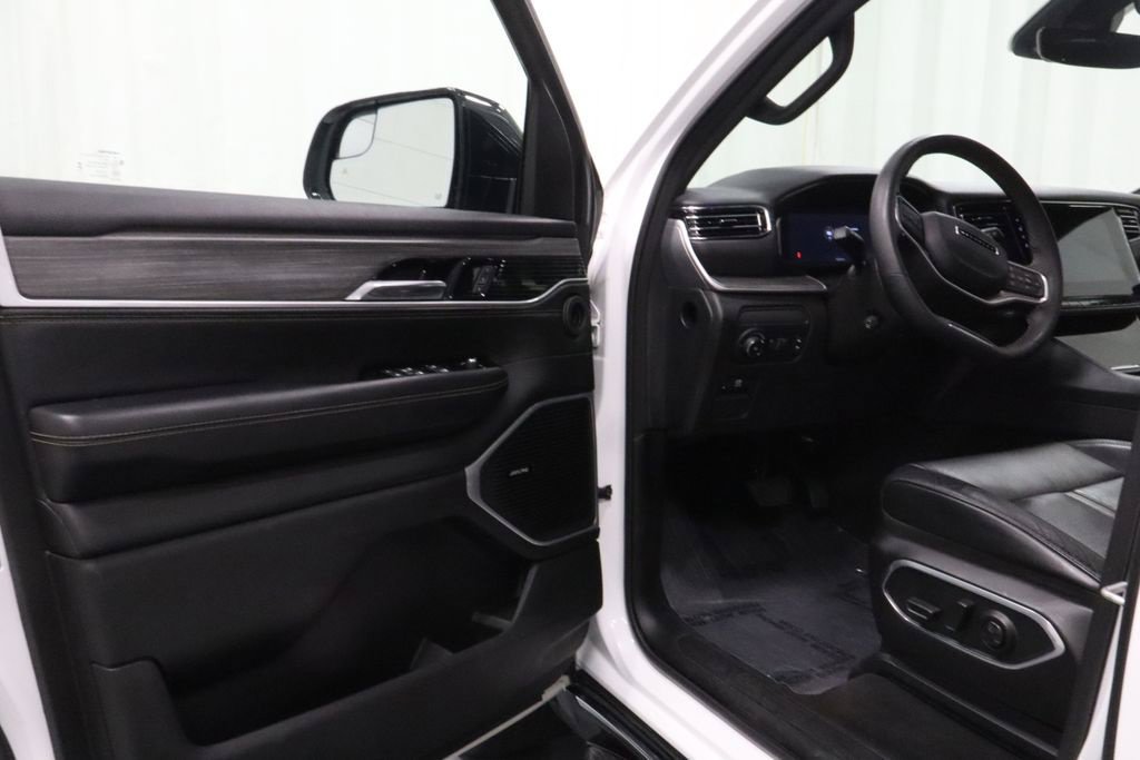 Used 2024 Jeep Wagoneer L Series II w/ Flexible Seating Group AWD/4WD image 8