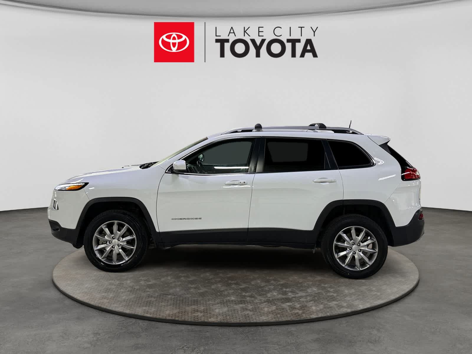 Used 2018 Jeep Cherokee Limited w/ Trailer Tow Group AWD/4WD image 3