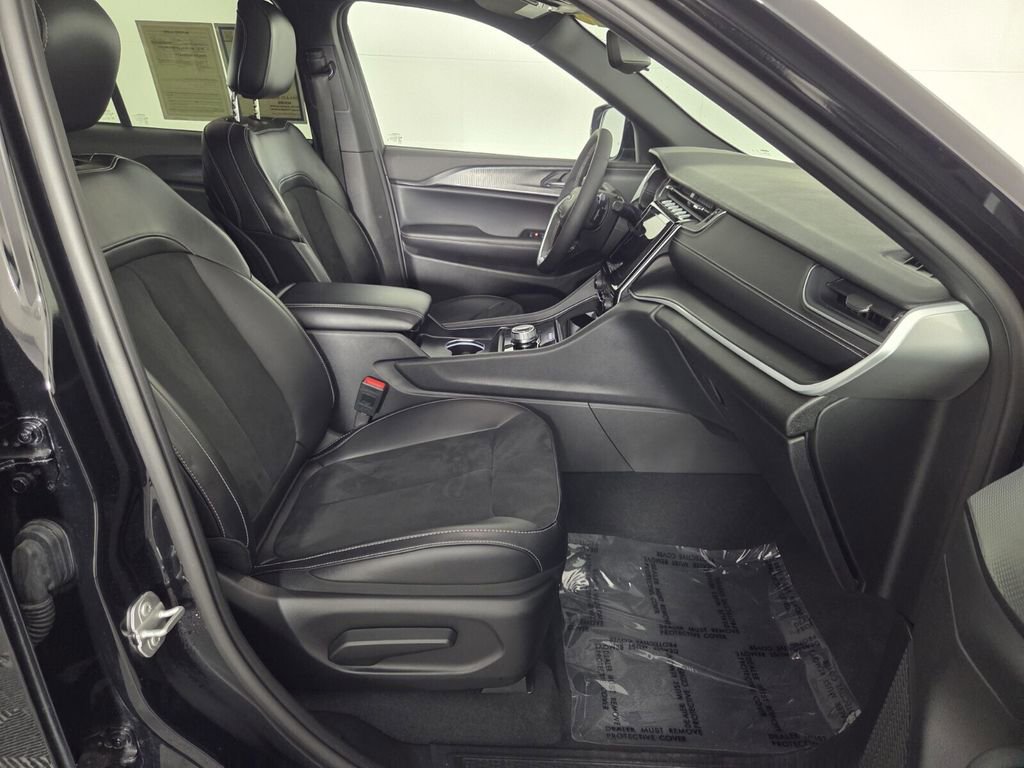 Certified 2024 Jeep Grand Cherokee Altitude image 32