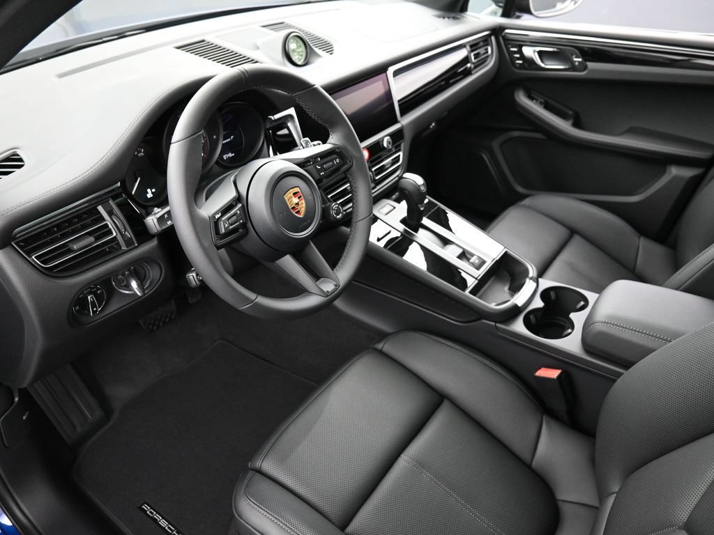 Certified 2026 Porsche Macan AWD/4WD image 4