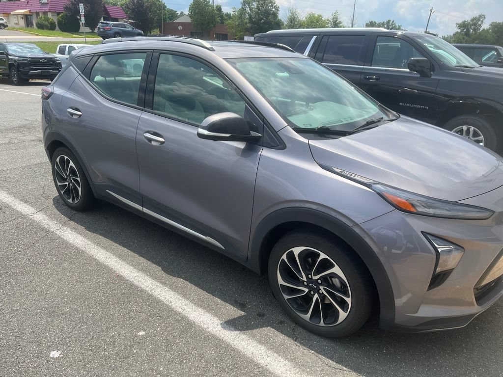 Used 2023 Chevrolet Bolt EUV Premier w/ Sun & Sound Package FWD image 4
