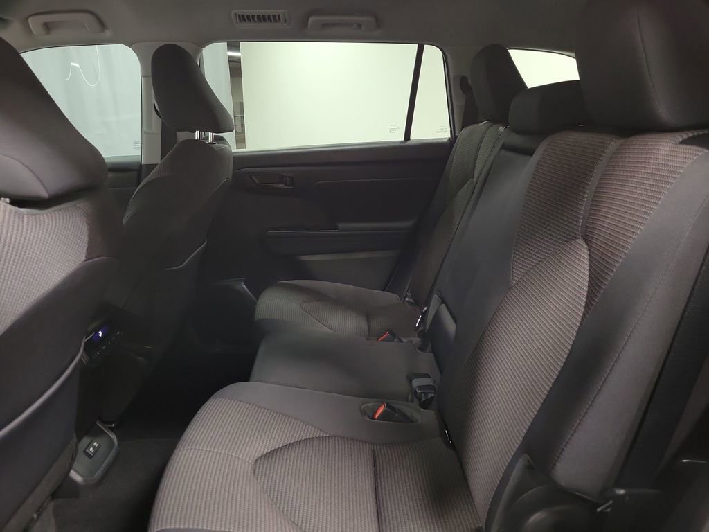Used 2021 Toyota Highlander LE image 20