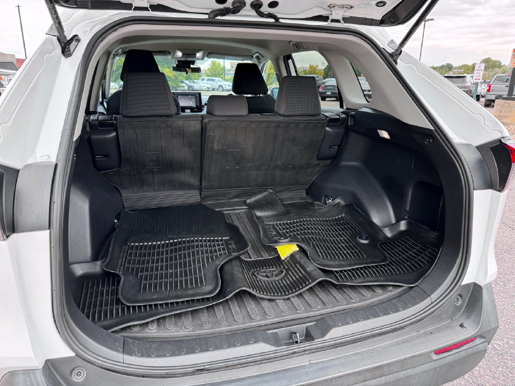 Used 2022 Toyota RAV4 LE AWD/4WD image 14