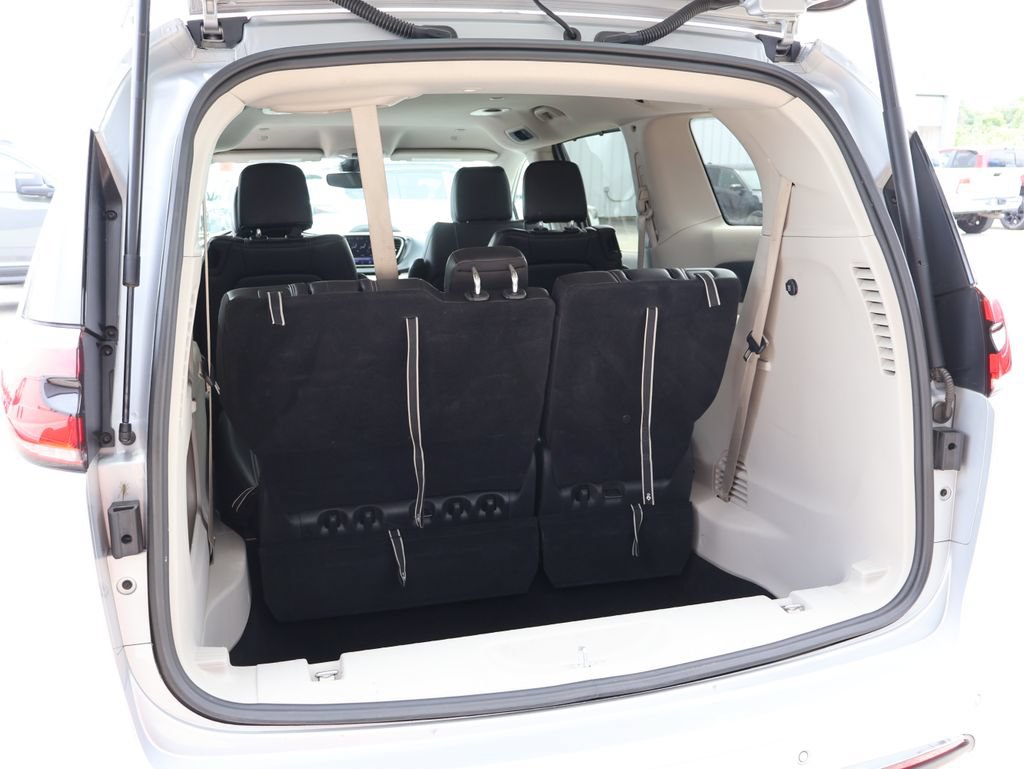 Used 2024 Chrysler Pacifica Touring-L FWD image 14