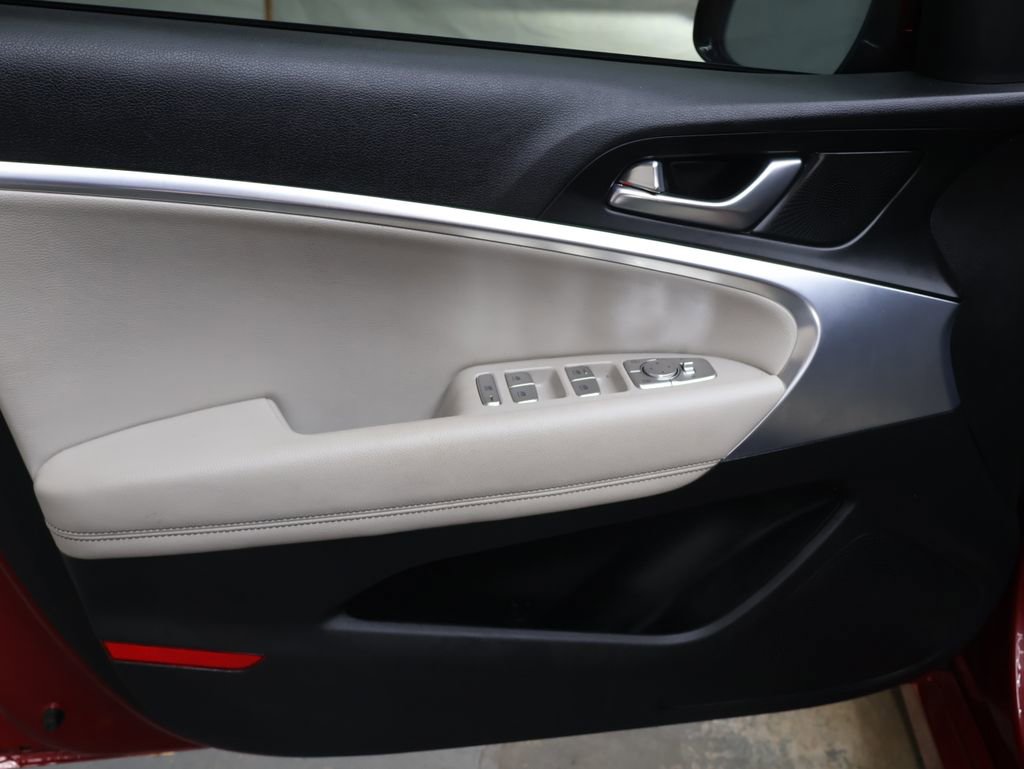 Used 2023 Genesis G70 2.0T image 15