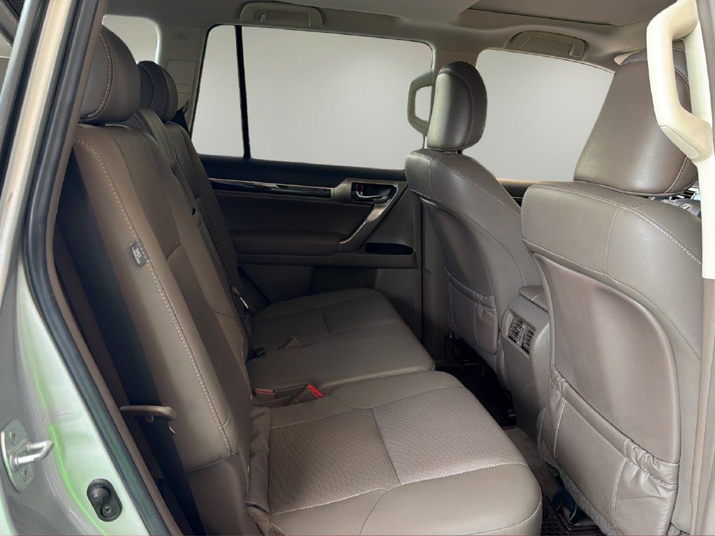 Used 2016 Lexus GX 460 w/ Preferred Accessory Package AWD/4WD image 18