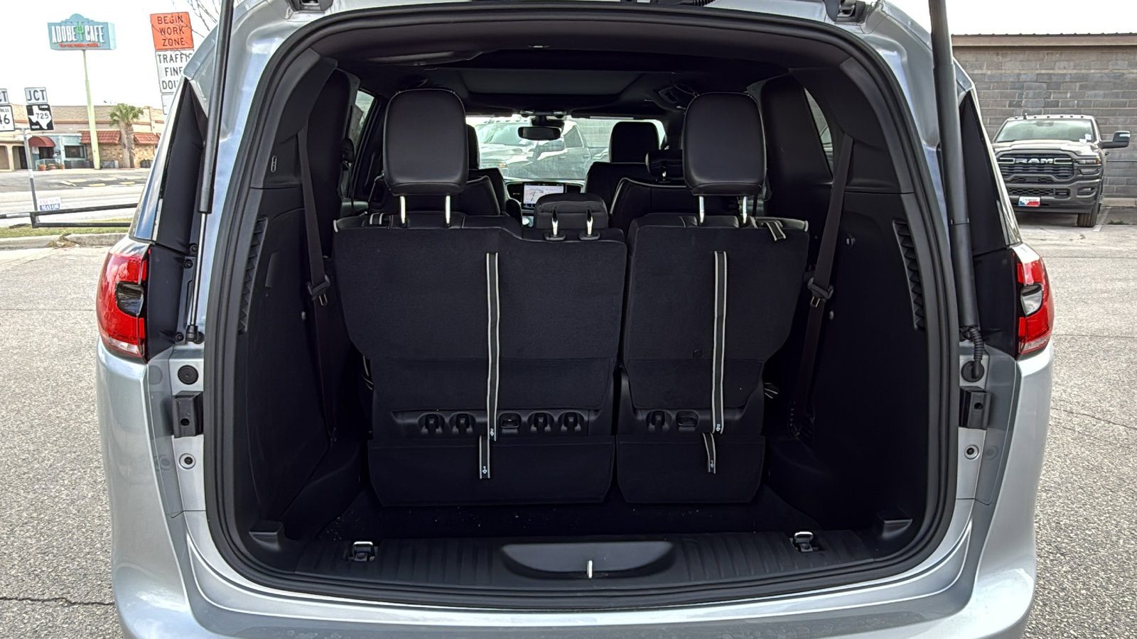 New 2026 Chrysler Pacifica Select FWD image 23