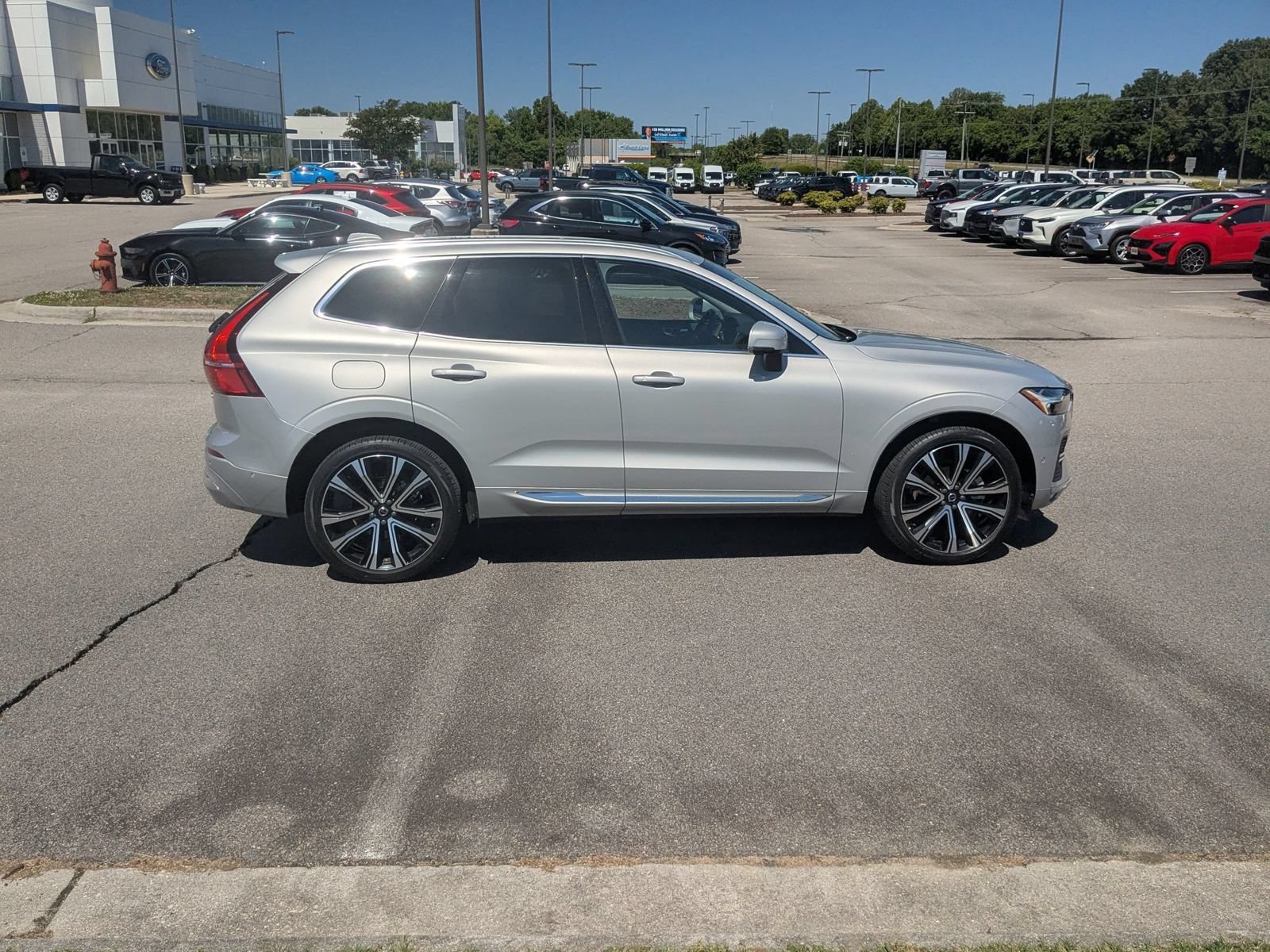 Used 2023 Volvo XC60 B5 Ultimate w/ Climate Package FWD image 2