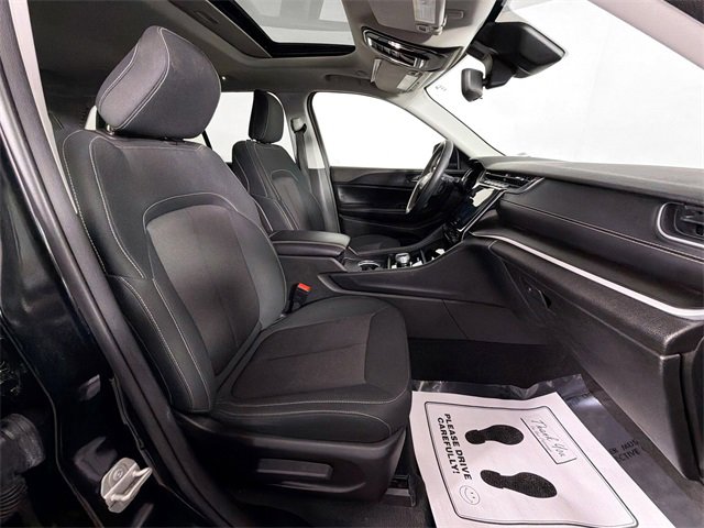 Used 2023 Jeep Grand Cherokee Laredo image 27