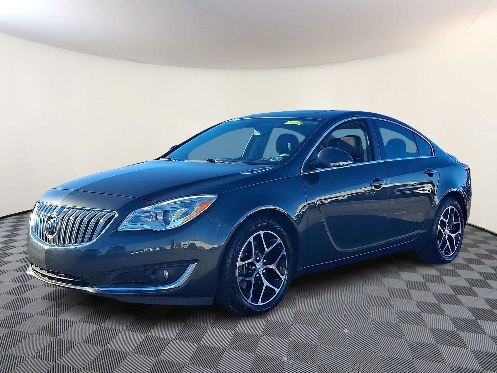 Used 2017 Buick Regal Sport Touring FWD image 3