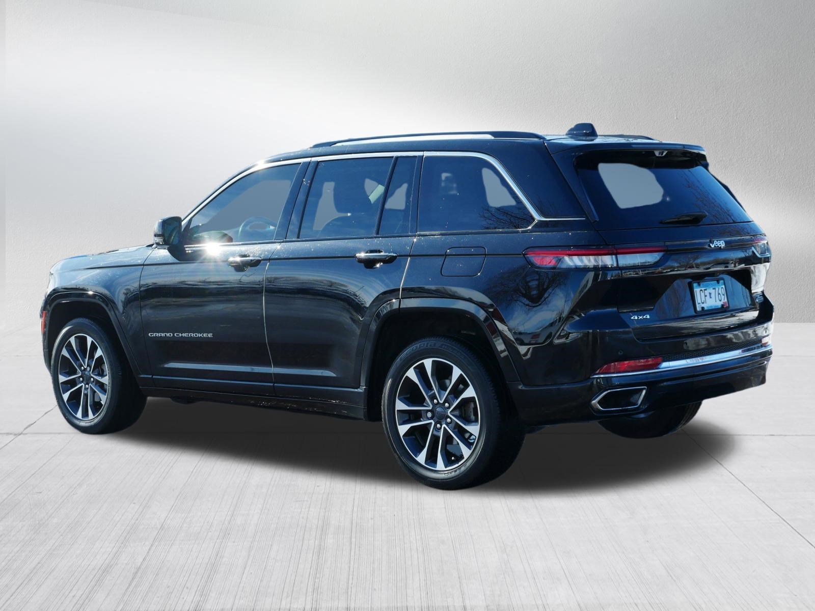 Used 2022 Jeep Grand Cherokee Overland w/ Luxury Tech Group IV AWD/4WD image 5