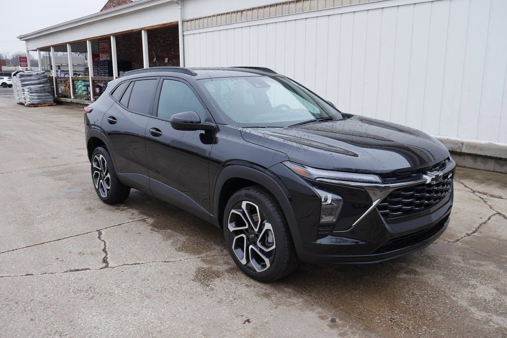 Used 2025 Chevrolet Trax RS image 2