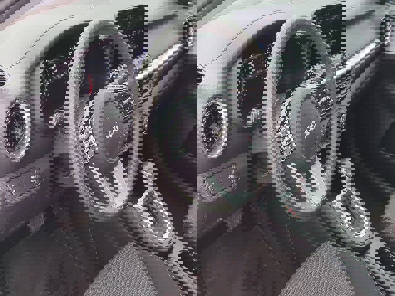 Used 2022 Kia Forte LXS image 2