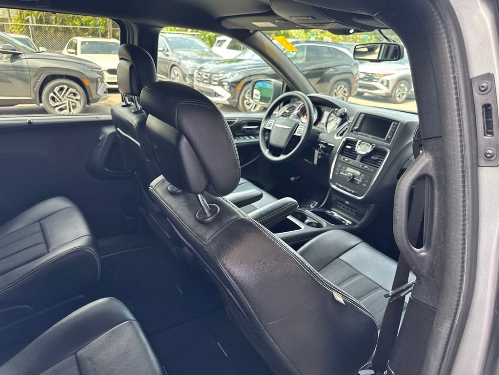 Used 2015 Chrysler Town & Country S FWD image 13
