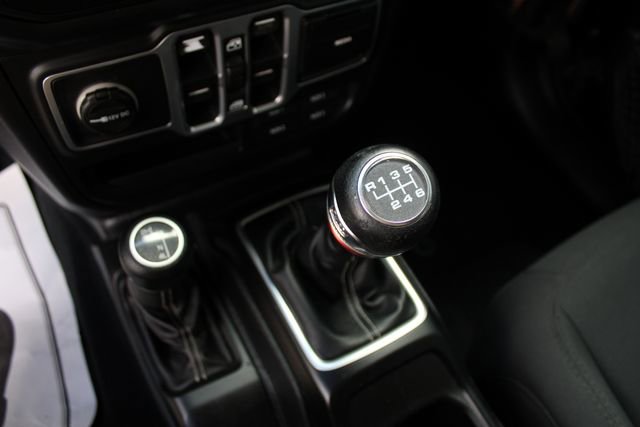 Used 2018 Jeep Wrangler Unlimited Sahara AWD/4WD image 16
