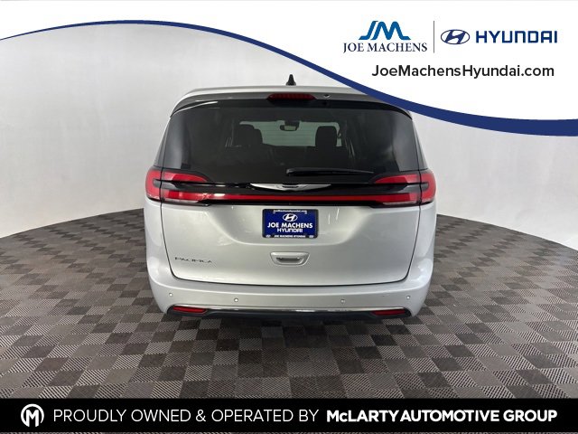Used 2024 Chrysler Pacifica Touring-L image 8