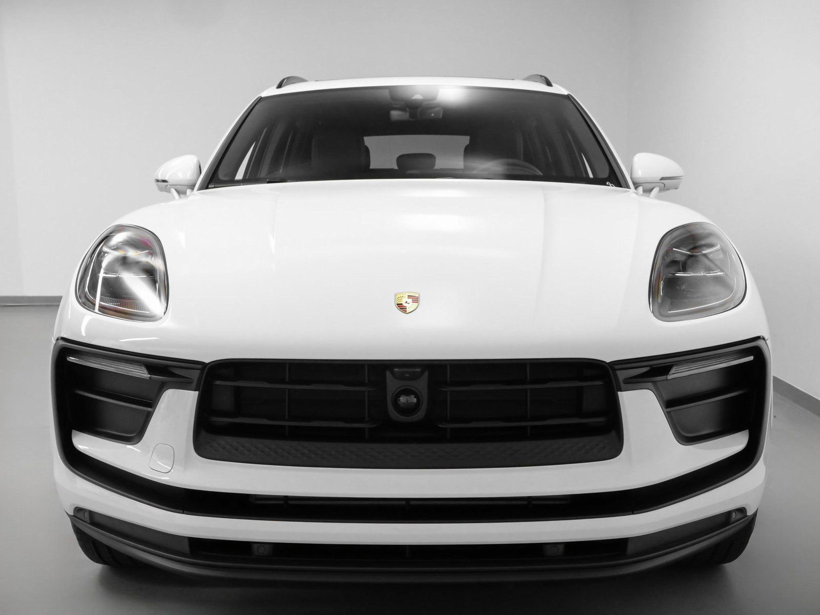 Certified 2025 Porsche Macan image 8
