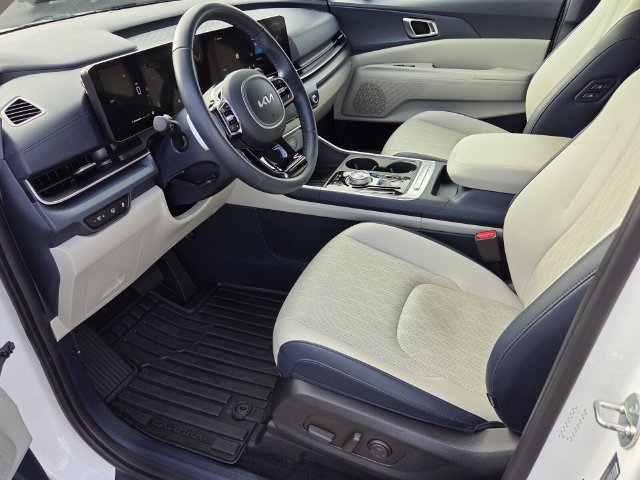 Used 2025 Kia Carnival EX FWD image 9