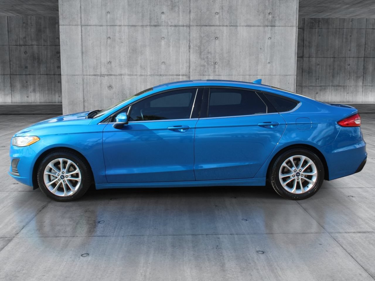 Used 2019 Ford Fusion SE FWD image 2