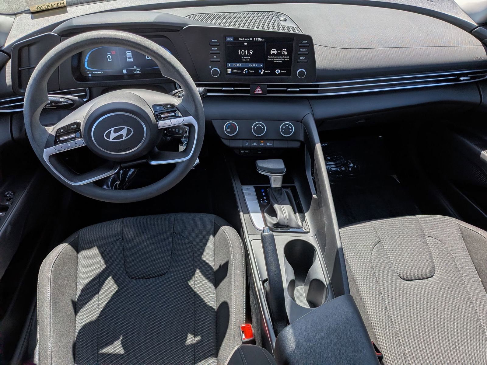 Used 2025 Hyundai Elantra SE image 24