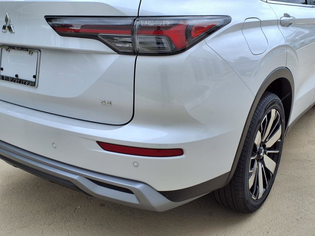 New 2025 Mitsubishi Outlander SE image 9