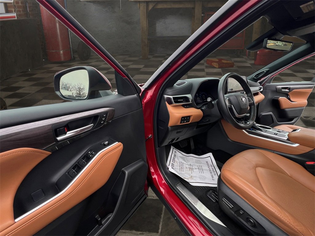 Used 2024 Toyota Highlander Platinum image 16