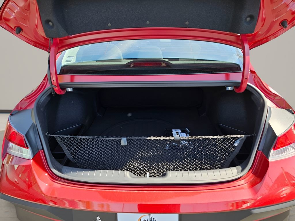 Used 2025 Hyundai Elantra SE image 12