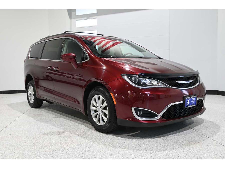 Used 2018 Chrysler Pacifica Touring Plus FWD image 3