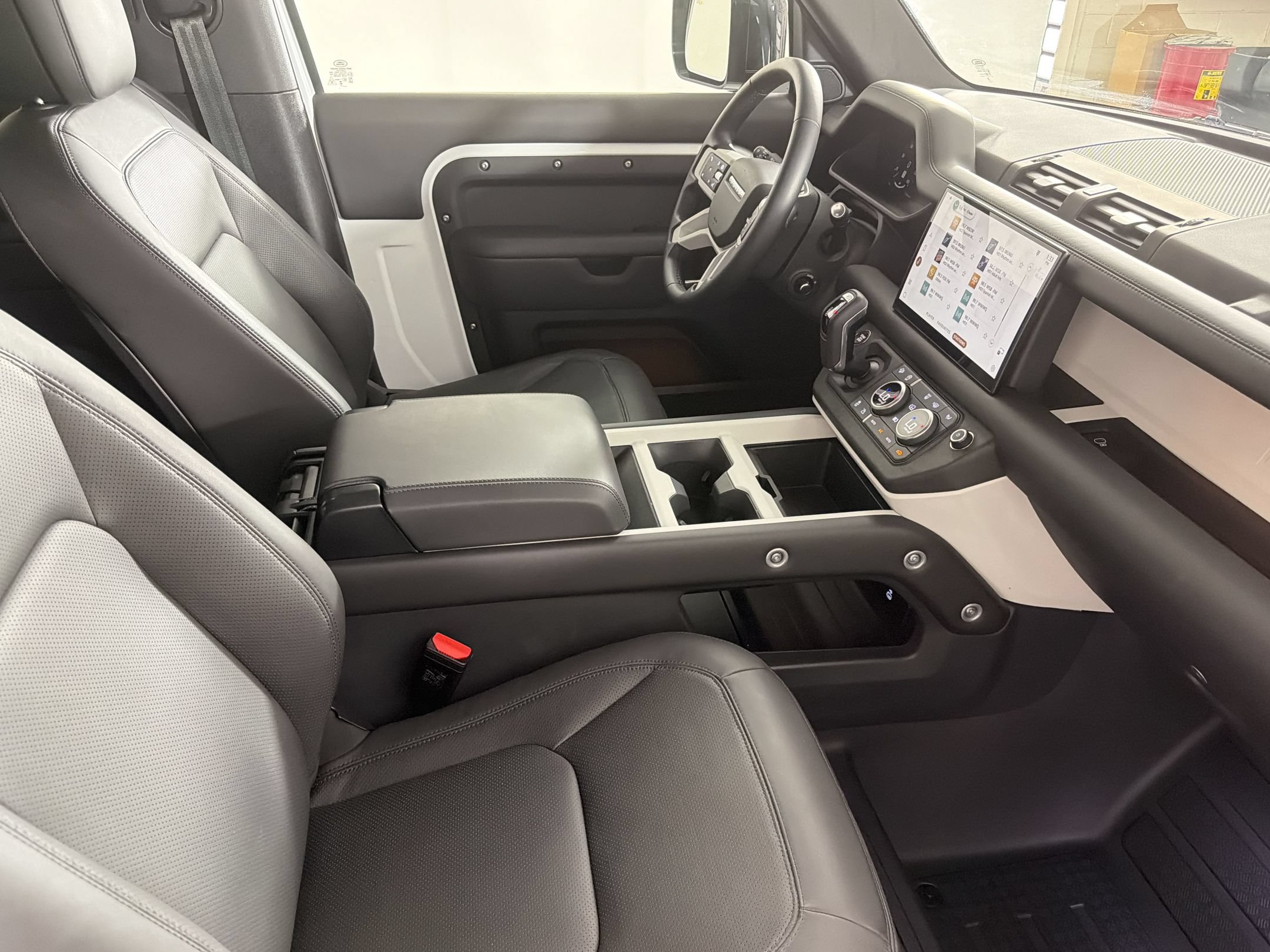 Used 2025 Land Rover Defender 90 X-Dynamic SE AWD/4WD image 30