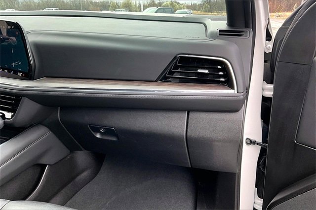 Used 2025 Chevrolet Suburban Z71 image 27