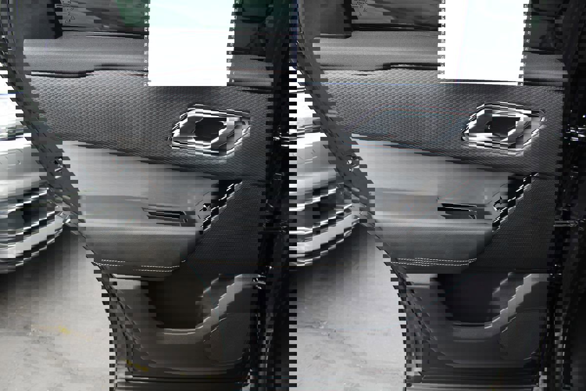 Used 2021 Land Rover Range Rover Velar R-Dynamic S image 25